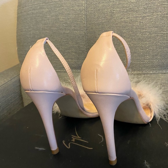 steve madden feather sandals in nude pink - Picture 2 of 4
